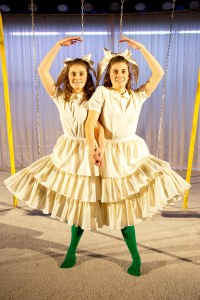 BLUT IST DICKER ALS WASSER - EIN GESCHWISTERPROJEKT REGIE: Christina Schelhas / BÜHNE und KOSTÜME: Laura Rasmussen / VIDEO: Norman Grotegut / LICHT: Lothar Krüger